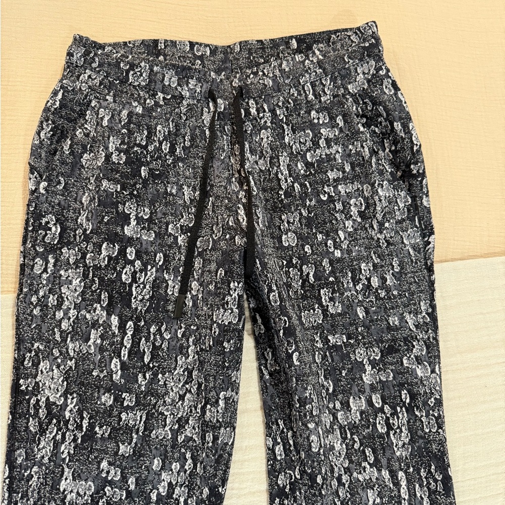 Lululemon Athletica Black and Gray Patterned Joggers
